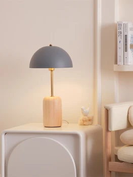 Прикроватная настольная лампа в спальне создает простую атмосферу, современный креатив, развитое чувство стиля, легкую роскошь, ощущение прикосновения к массиву дерева